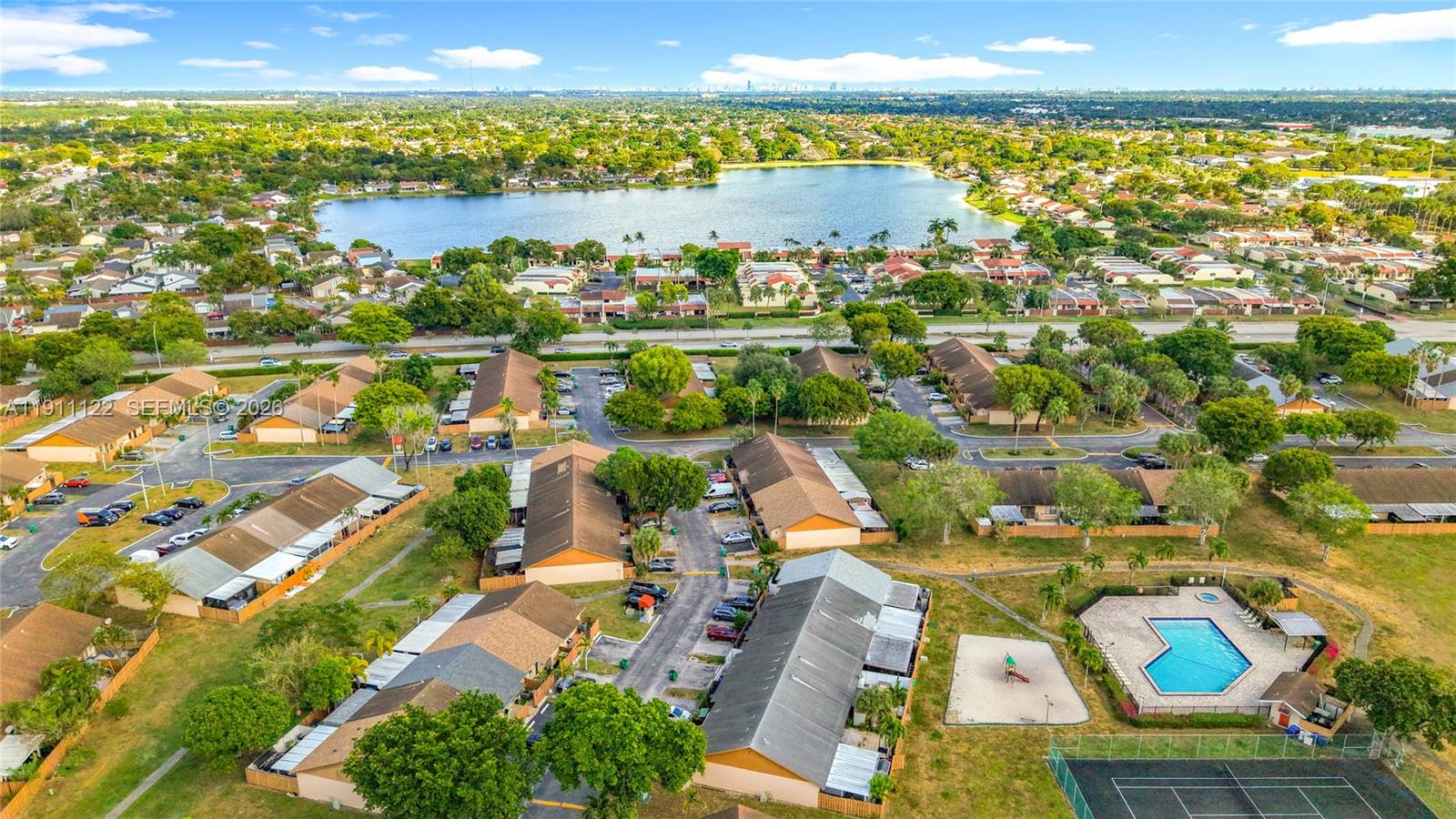 COUNTRY LAKE MANORS TOWNH - Residential