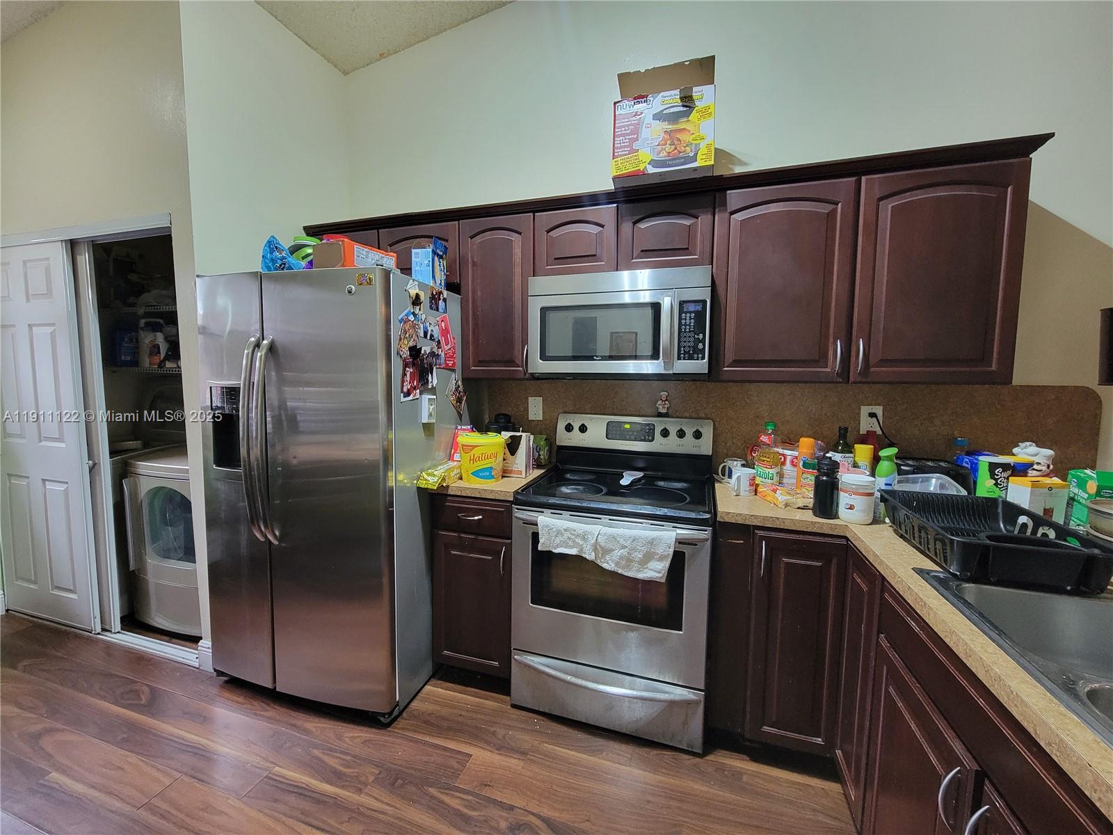 COUNTRY LAKE MANORS TOWNH - Residential