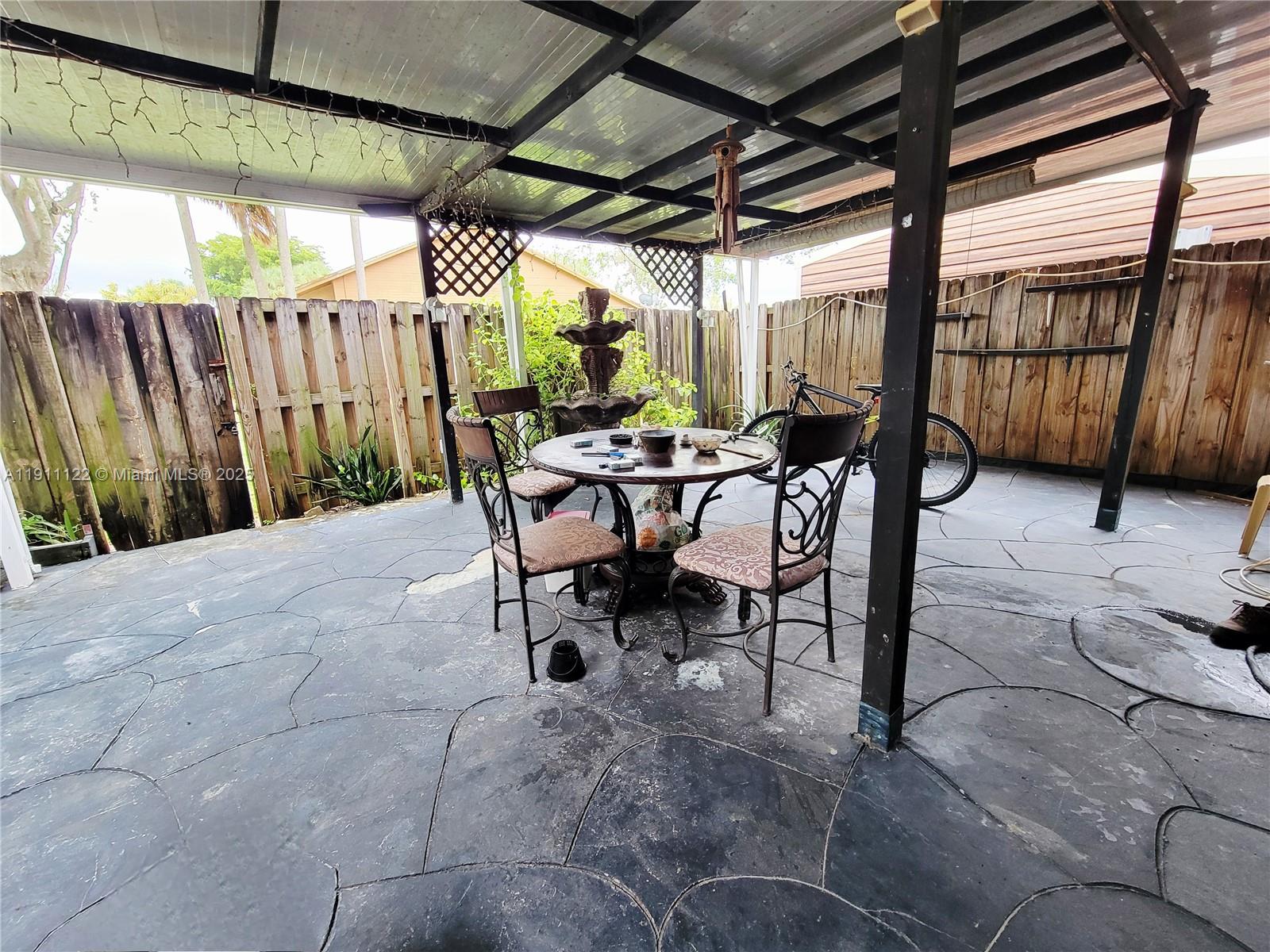 COUNTRY LAKE MANORS TOWNH - Residential