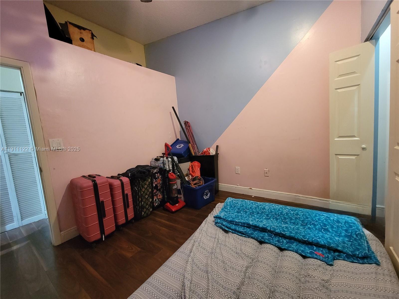 COUNTRY LAKE MANORS TOWNH - Residential