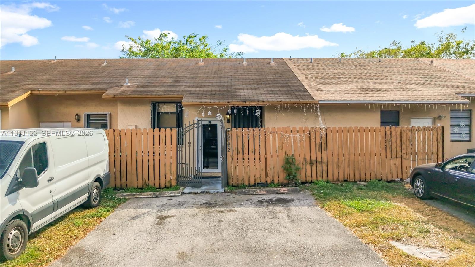 COUNTRY LAKE MANORS TOWNH - Residential