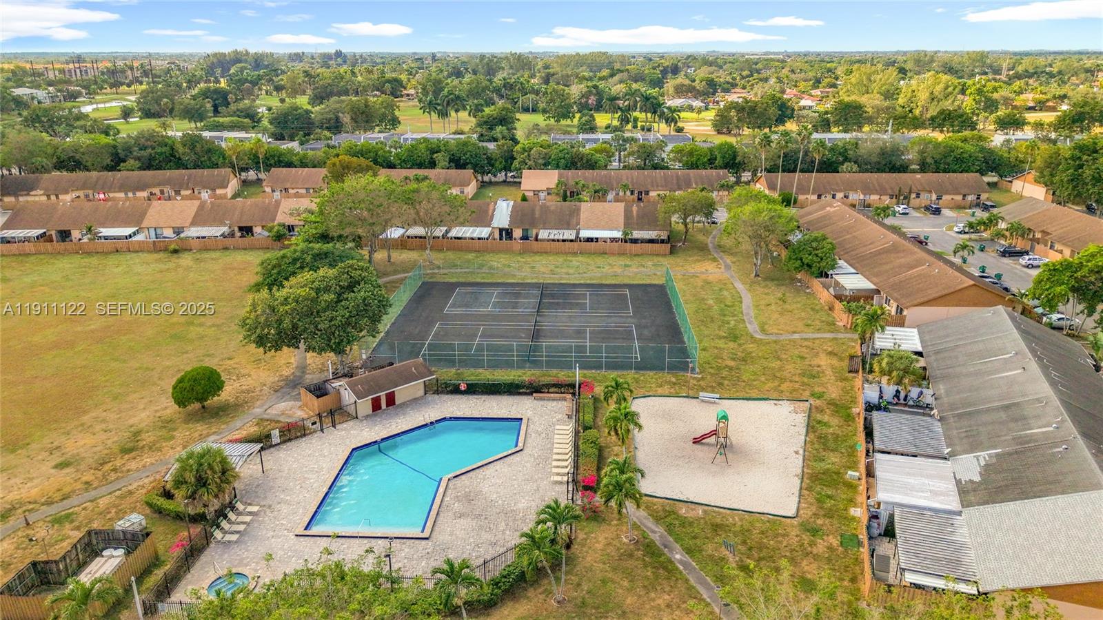 COUNTRY LAKE MANORS TOWNH - Residential