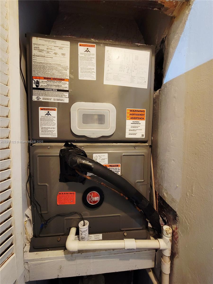 COUNTRY LAKE MANORS TOWNH - Residential