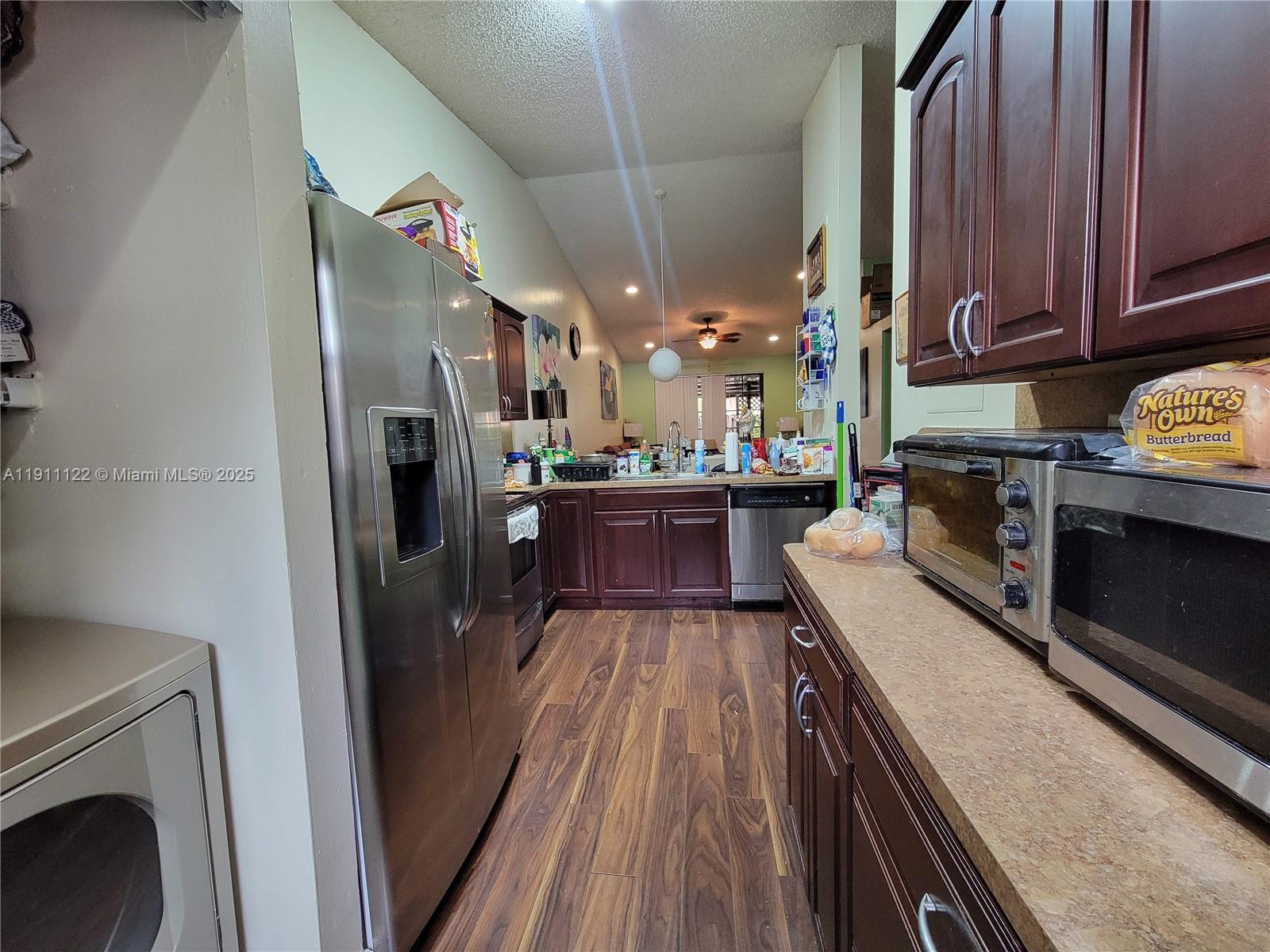 COUNTRY LAKE MANORS TOWNH - Residential