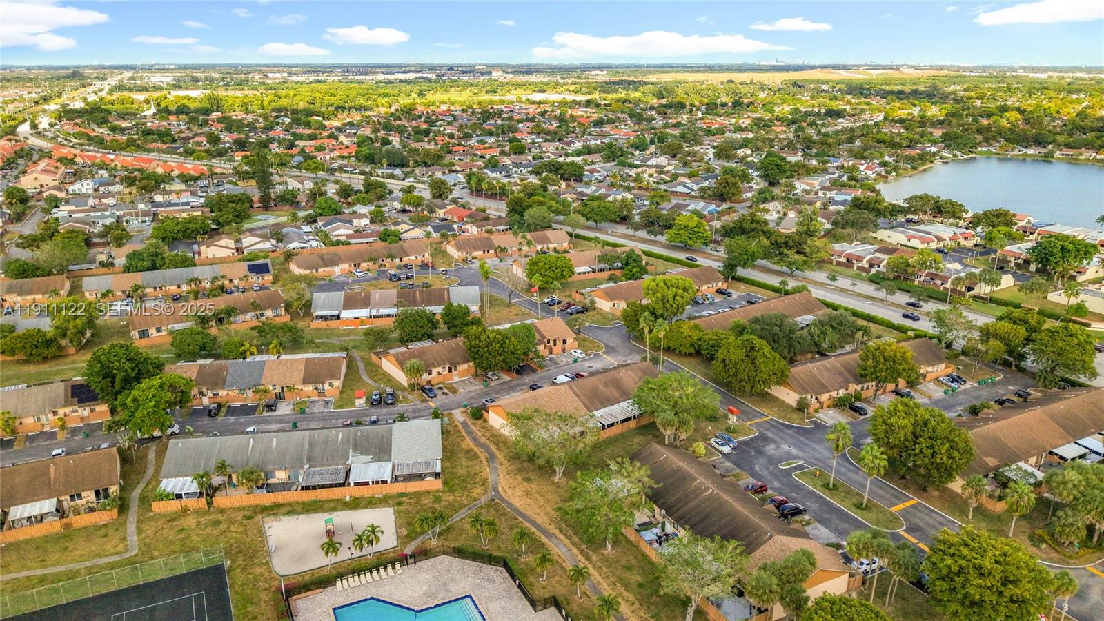 COUNTRY LAKE MANORS TOWNH - Residential