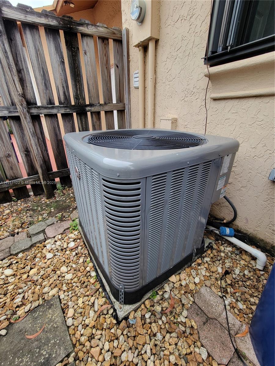 COUNTRY LAKE MANORS TOWNH - Residential