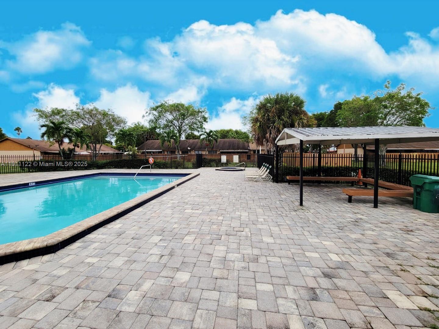 COUNTRY LAKE MANORS TOWNH - Residential