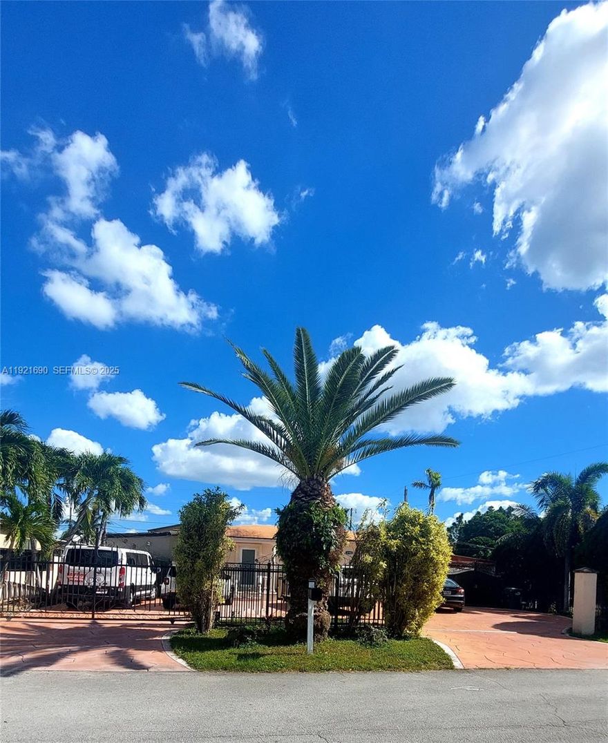 Charming 3-bedroom, 1-bath single-family home in a great location! Enjoy comfortable living with plenty of potential to make it your own. Conveniently located near shopping, dining, and major roadways. Don’t miss out—schedule your showing today!