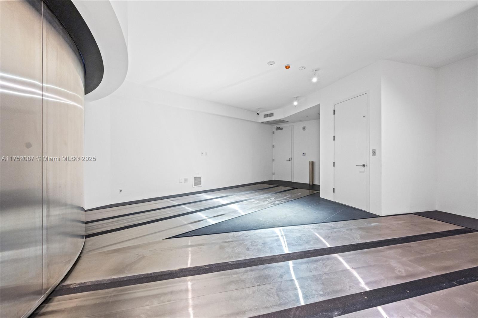 18555 COLLINS AVENUE COND - Residential