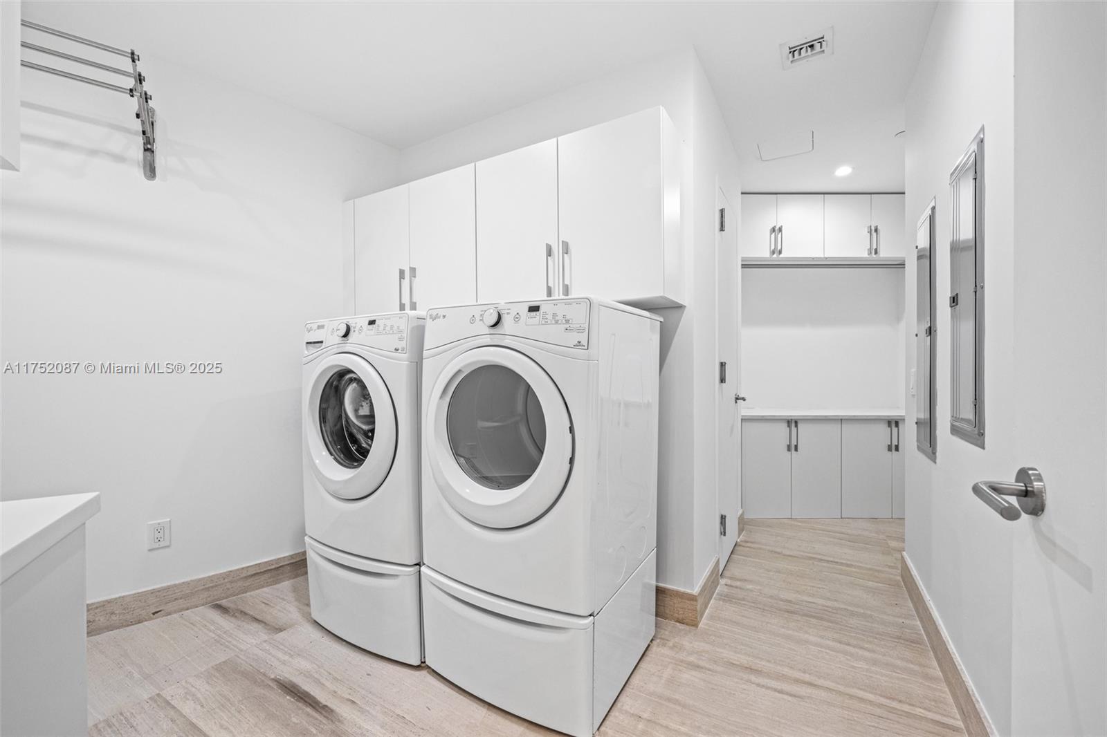 18555 COLLINS AVENUE COND - Residential