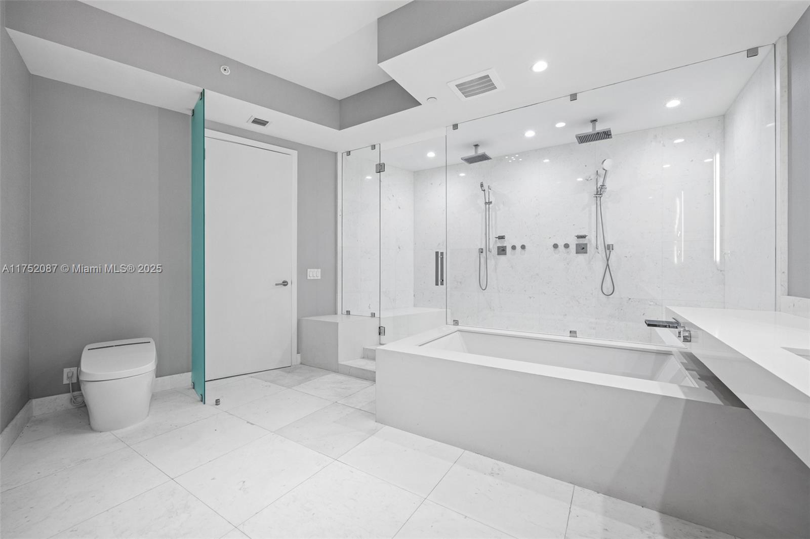18555 COLLINS AVENUE COND - Residential