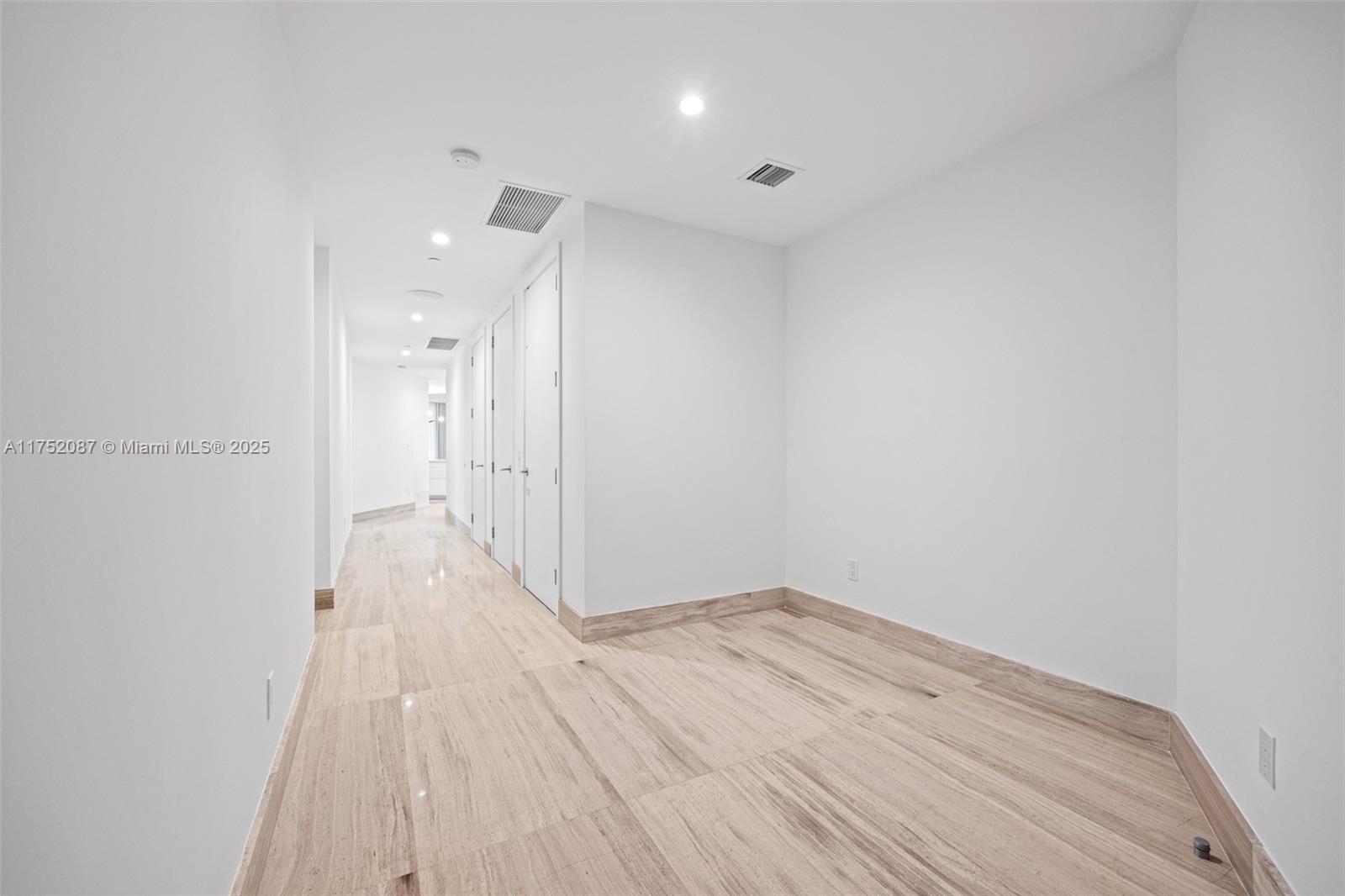 18555 COLLINS AVENUE COND - Residential