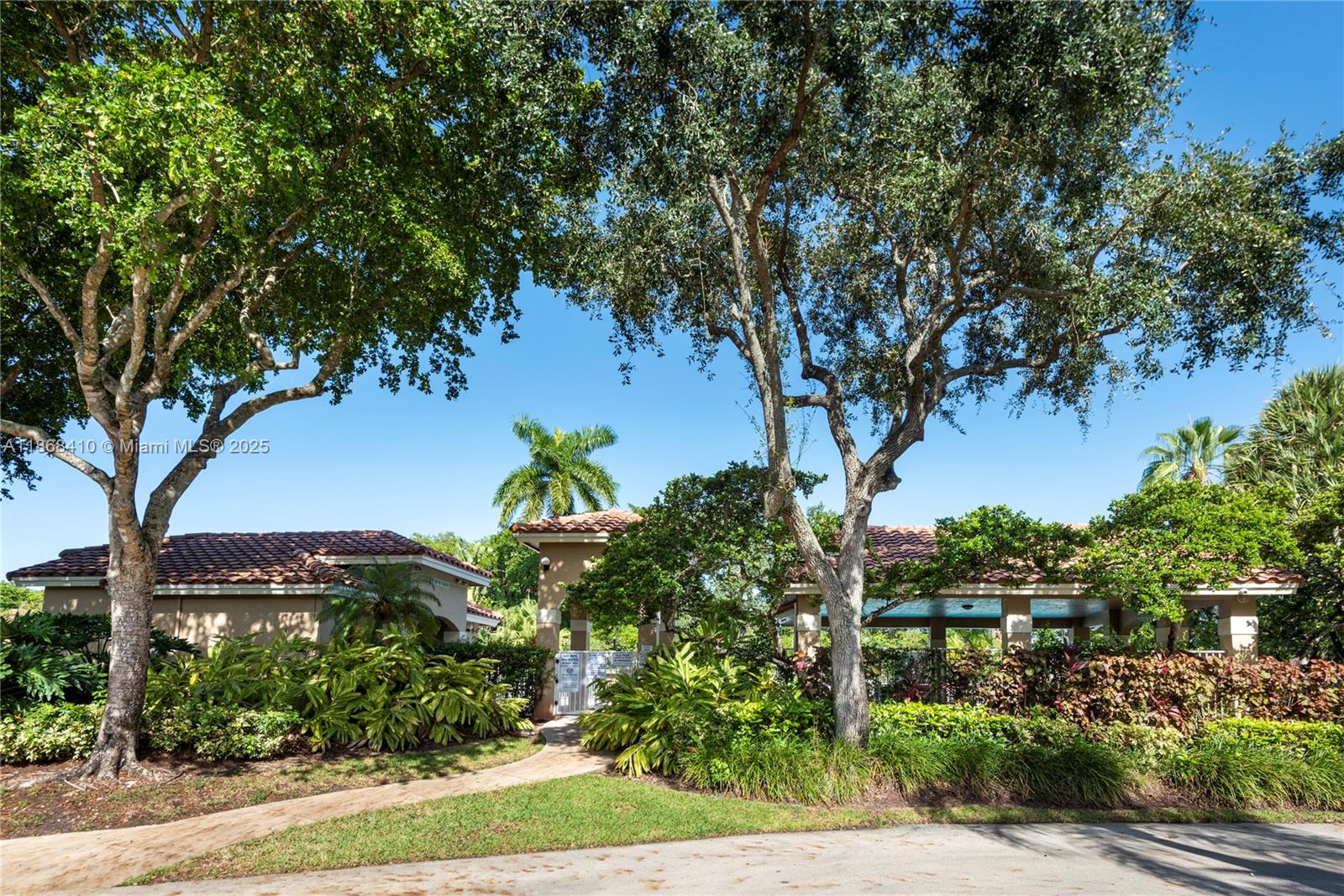 COUNTRY ISLES GARDEN HOME - Residential