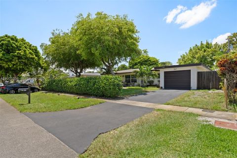 Tiny photo for 541 SW 38th Ave, Fort Lauderdale, FL 33312 (MLS # A12005258)