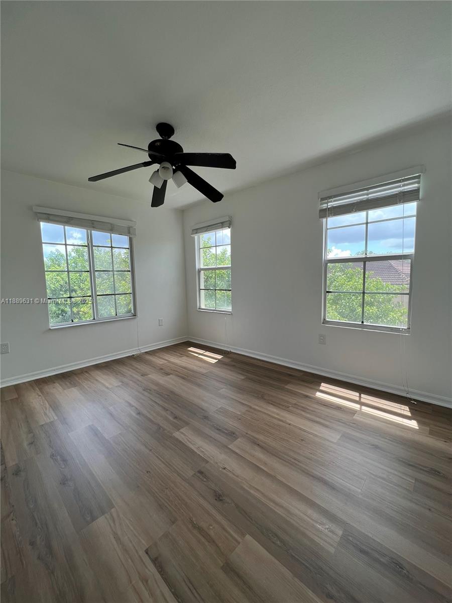 EMERALD ISLE AT LAGUNA LA - Residential Lease