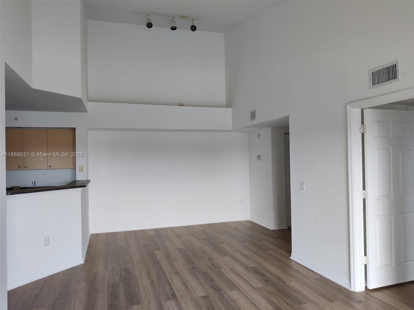 EMERALD ISLE AT LAGUNA LA - Residential Lease
