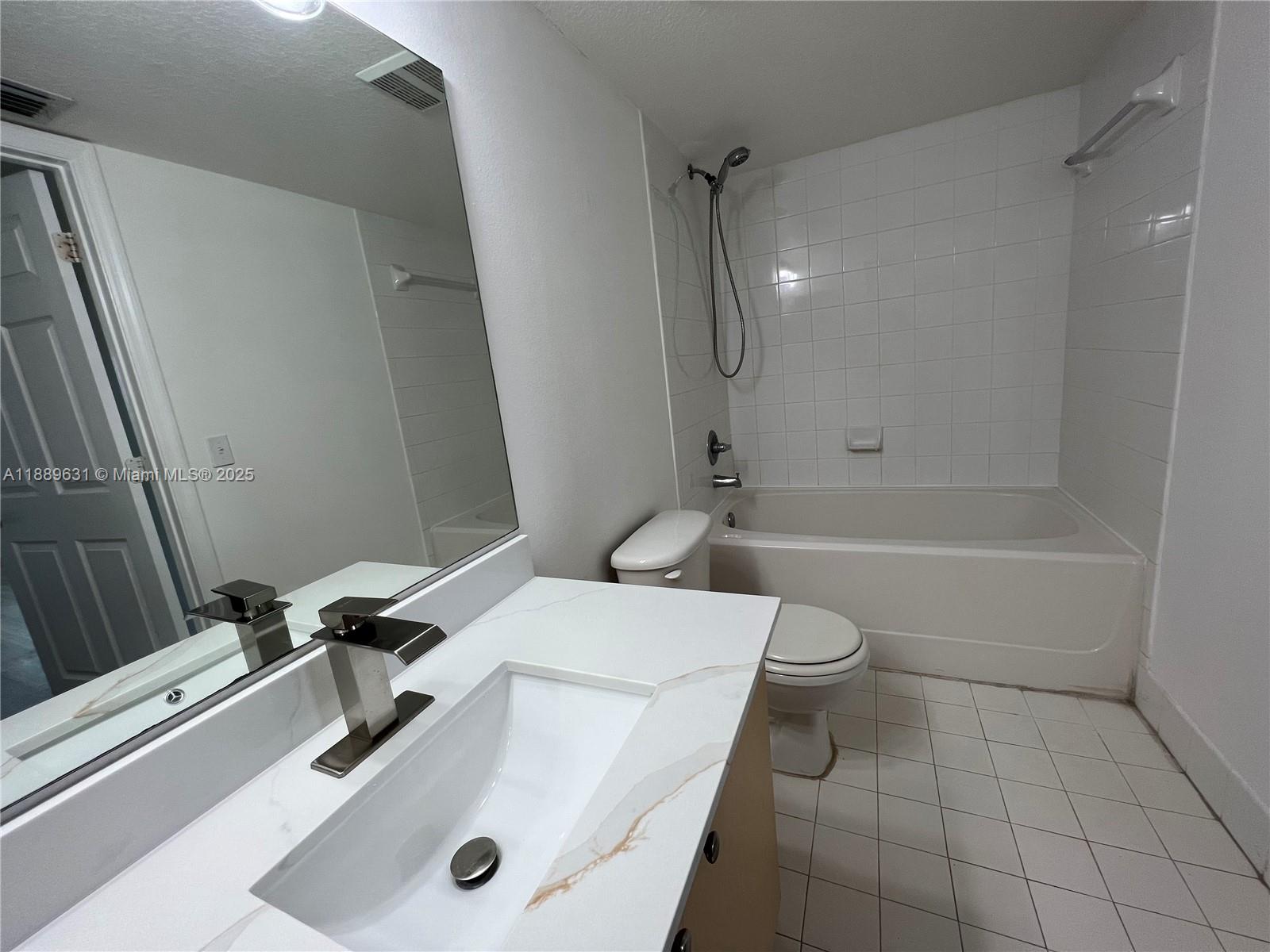 EMERALD ISLE AT LAGUNA LA - Residential Lease