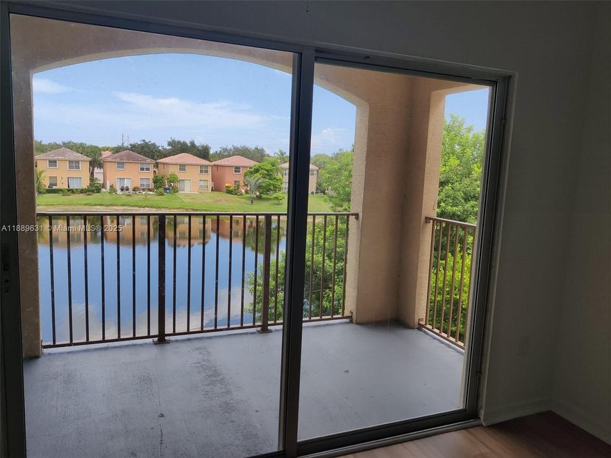 Resort-style gated community. Lake view, bright and spacious, with vaulted ceilings. 3 bedrooms and 2 baths on a 3rd-floor unit. Recently updated laminate floors and freshly painted. Split bedrooms floor plan, washer, and dryer
inside, Modern Kitchen, new stainless steel appliances. Amenities include a pool, fitness center, clubhouse, basic
cable, and water