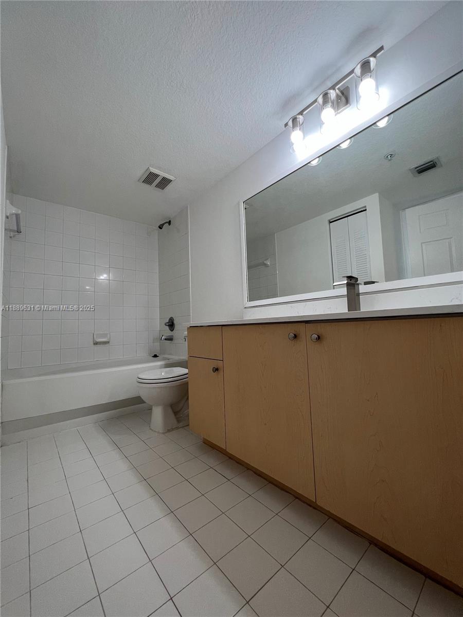 EMERALD ISLE AT LAGUNA LA - Residential Lease