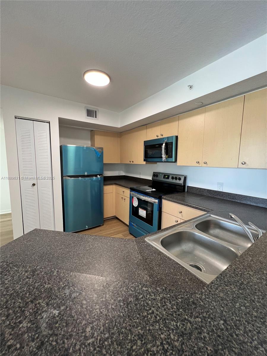 EMERALD ISLE AT LAGUNA LA - Residential Lease