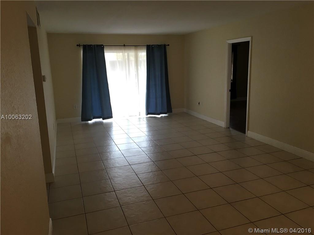 Well maintained 3 bedroom 2 bath condo. Tile floors & laminate floors. Stainless steel appliances. Screened Porch. Open parking for all tenants. Near great schools, grocery store, Super Target, U of M, South Miami, Pinecrest. Minutes from highway. Centrally located.