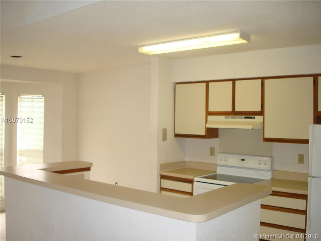 Beautiful and spacious one bed one bath, located in the heart of Coral Springs. Very nice kitchen, carpet and vinyl floors, 2 balconies. Nice community. Very close to mall, shops restaurant and public transportation. Must see!!