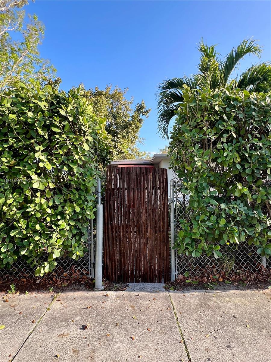 DIXIE HIGHWAY TRACK - Residential Lease