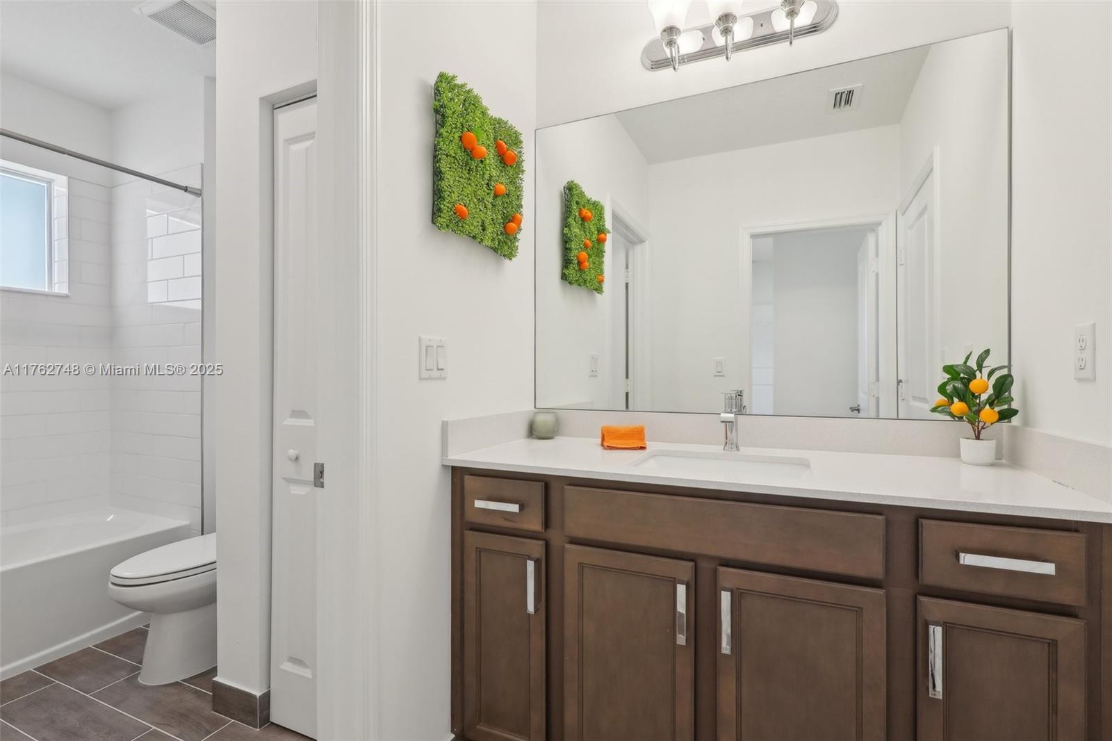 CRYSTAL LAKE 1ST SEC - Residential