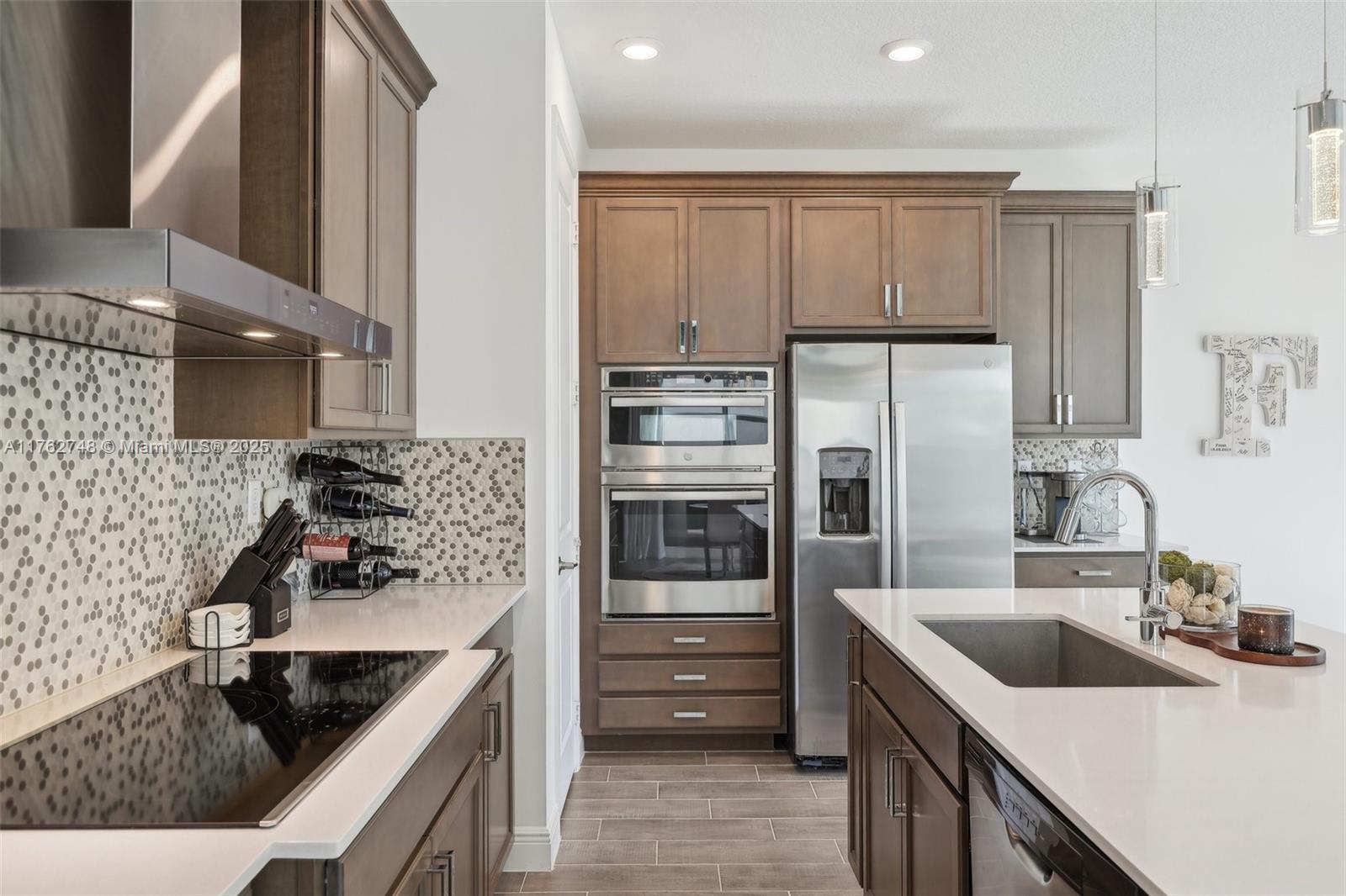 CRYSTAL LAKE 1ST SEC - Residential