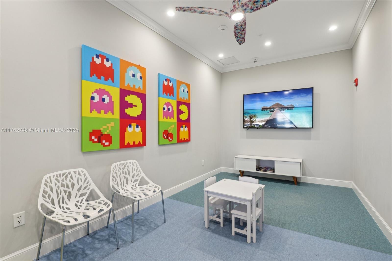 CRYSTAL LAKE 1ST SEC - Residential