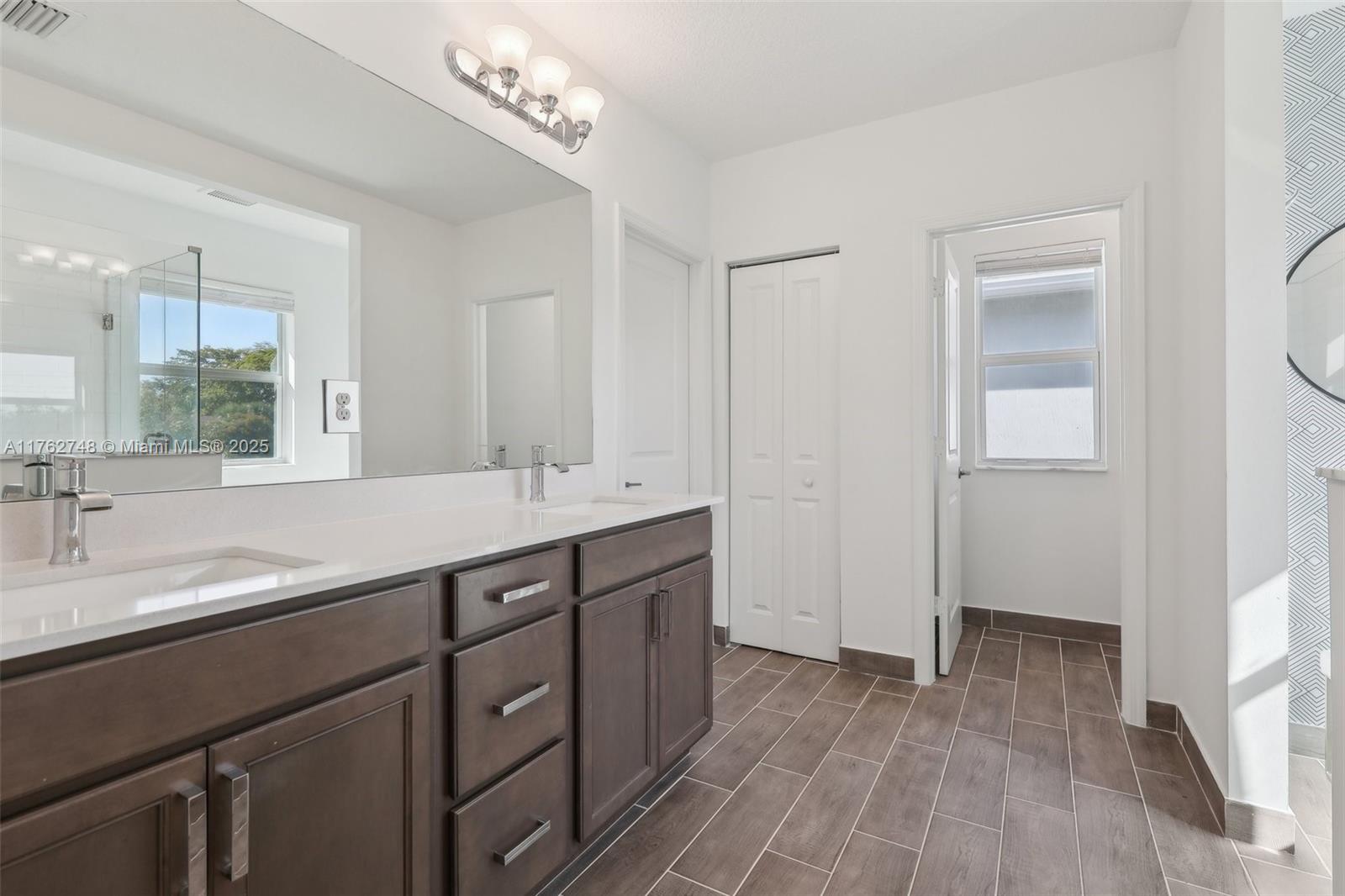 CRYSTAL LAKE 1ST SEC - Residential