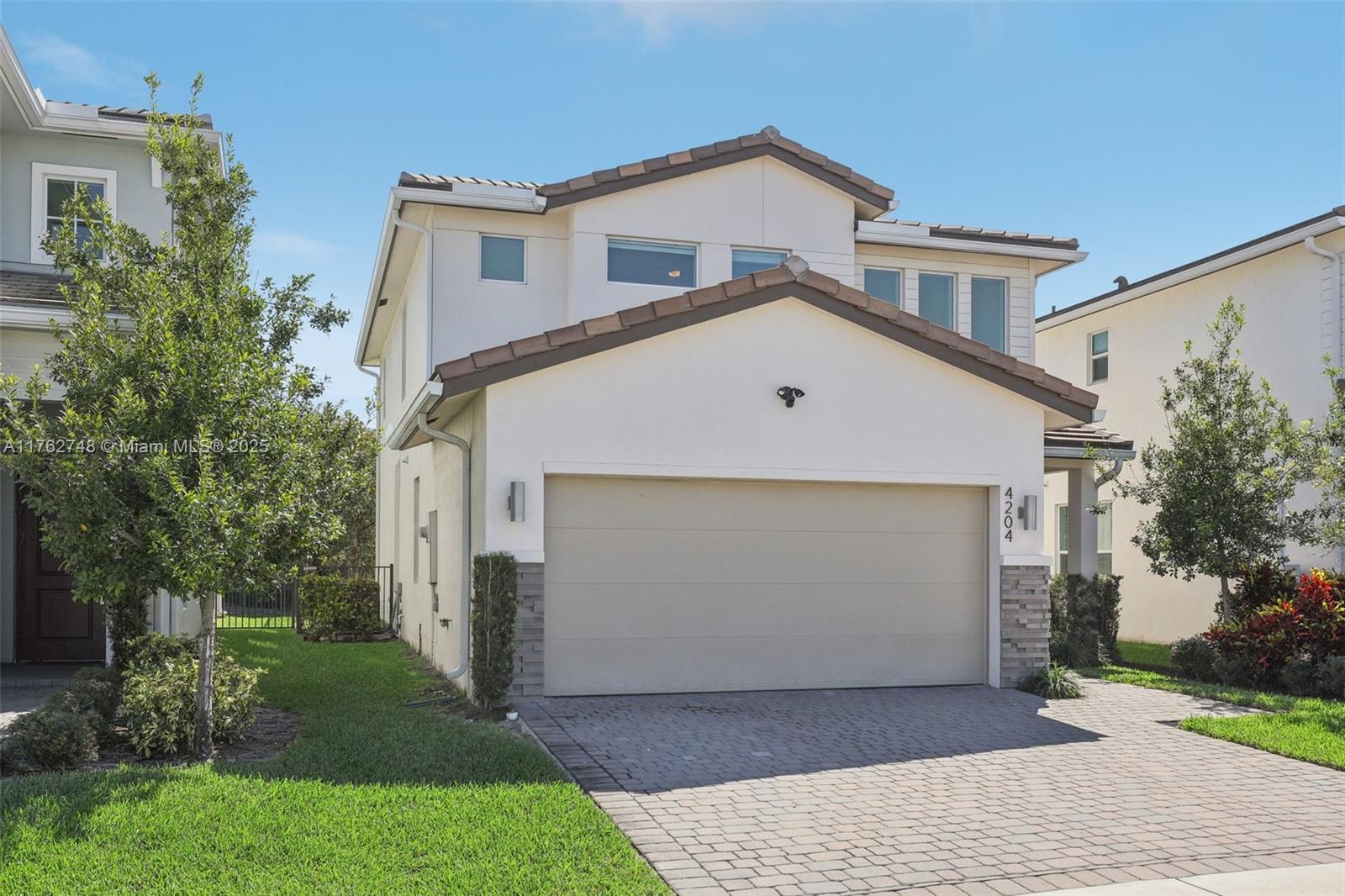 4204 Veleiros Ave