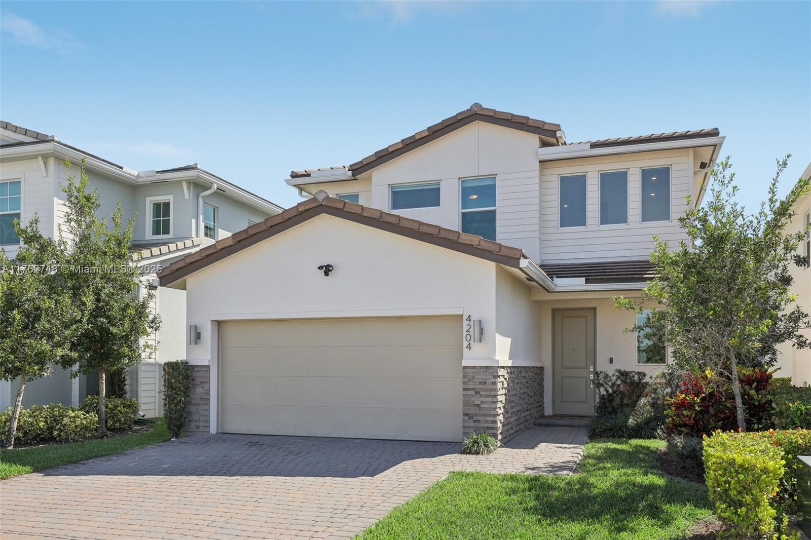 4204 Veleiros Ave