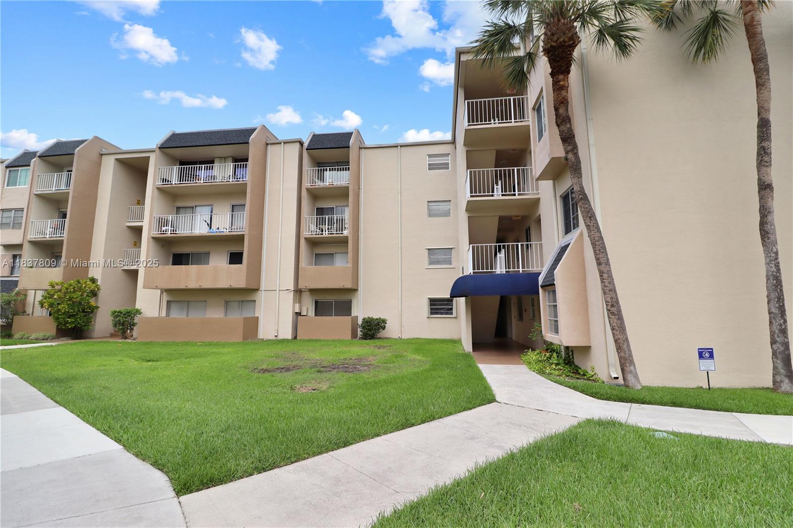 This spectacular 1-bedroom, 1½-bath unit on the first floor of the exclusive, gated Kings Creek South community is move-in ready. It features an updated kitchen equipped with granite countertops and stainless-steel appliances. The large primary suite features a modern bathroom and ample closet space. The entire unit is beautifully tiled, and it includes a fantastic patio for outdoor enjoyment. You'll also benefit from a new AC and new appliances. Kings Creek South is conveniently located between Kendall and Sunset, just one block west of the Palmetto Expressway, and only 5 minutes from downtown Dadeland. This 24/7 guard-gated community offers on-site management and top-notch amenities, including a newly renovated pool, Jacuzzi, tennis courts, clubhouse, billiards, and more.