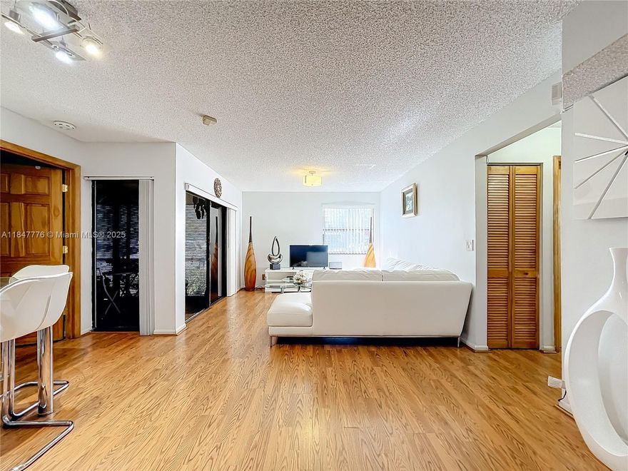 Great Location, in front of Pembroke lakes Mall , and Memorial Hospital, this unit Lowest price on the area PRICE REDUCED NEED A/C unit , dont miss this opportunity