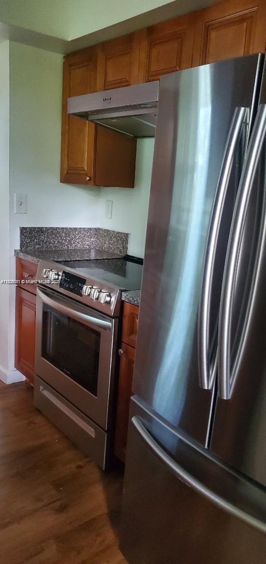 Nice 3 bedroom and 2 bathroom, very specious in a quiet neighborhood, great school, easy and quick approval