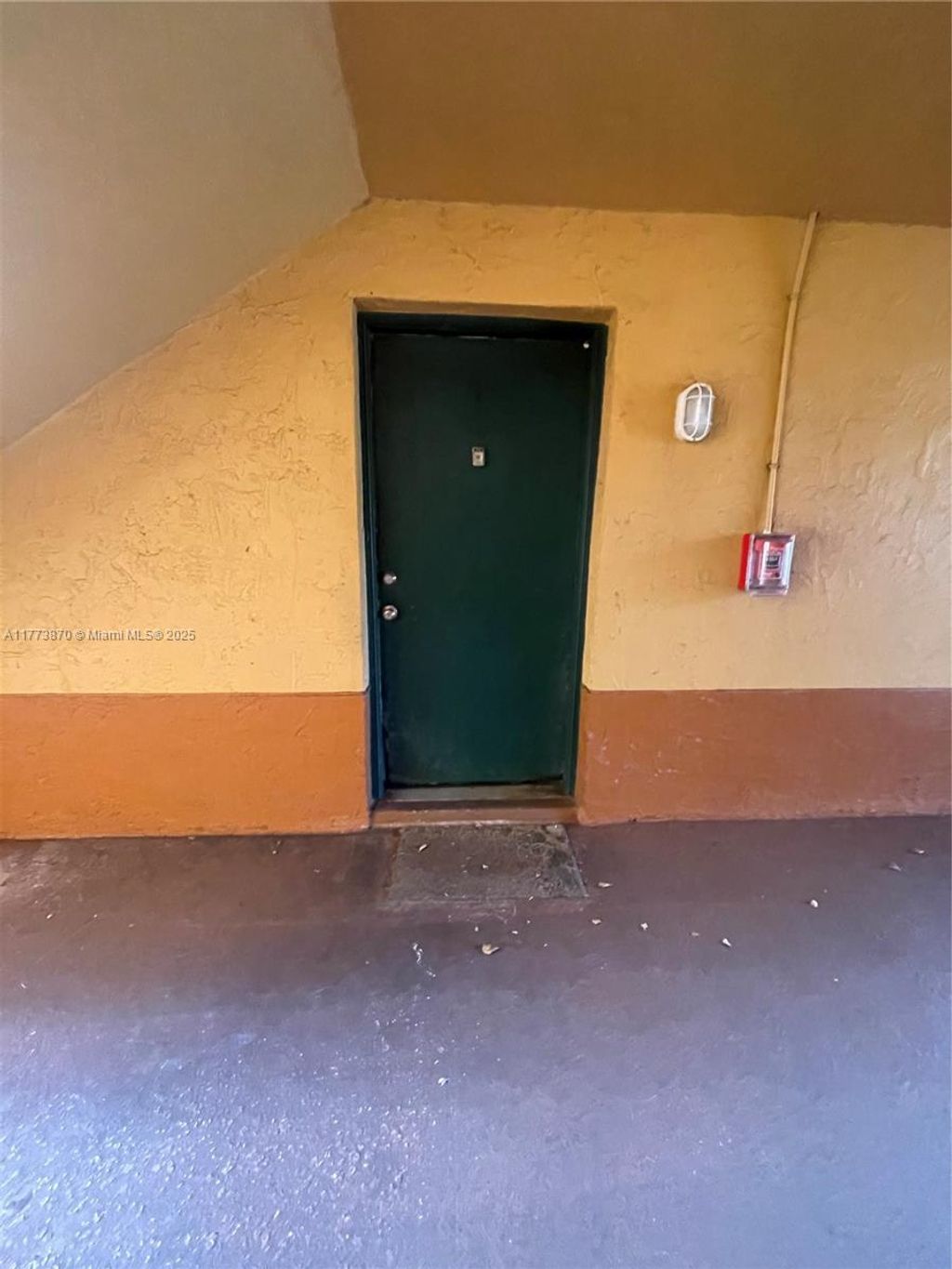 listing image 0
