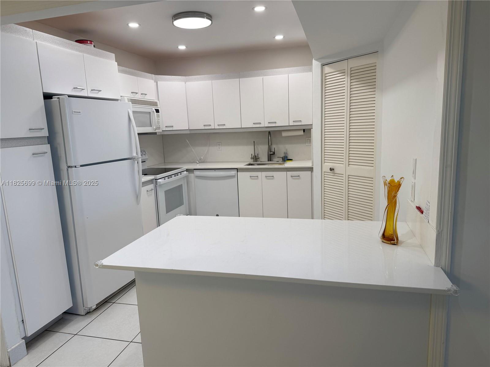 9273 Collins Ave 503