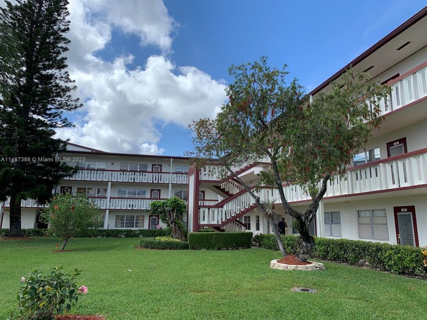 Beautiful remodeled 1st floor unit at Century Village, a 55+ community.
SS Appliances, central A/C.
Laundry Facilities.
Century Village offers great amenities such a clubhouse, theater, fitness facilities, tennis courts, pools, bus service and more.