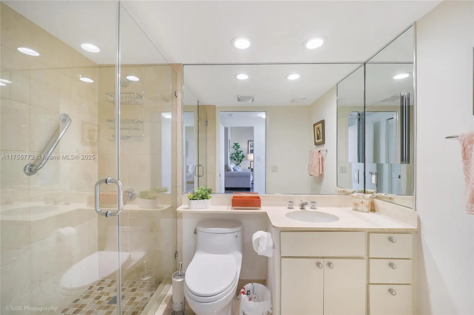 Key Biscayne, Florida 33149, United States, 2 Bedrooms Bedrooms, ,2 BathroomsBathrooms,Residential,Active,81095