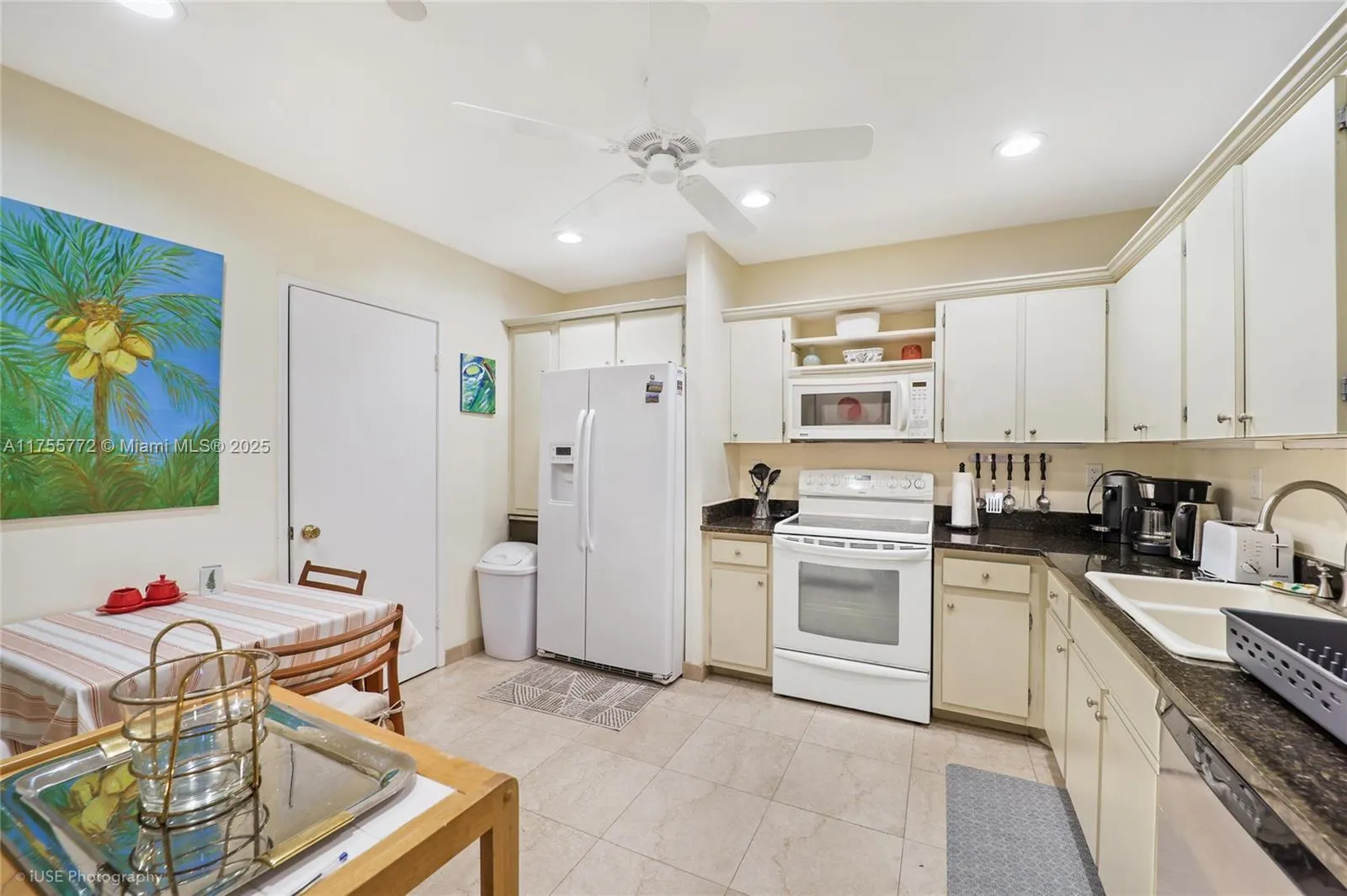 Key Biscayne, Florida 33149, United States, 2 Bedrooms Bedrooms, ,2 BathroomsBathrooms,Residential,Active,81095