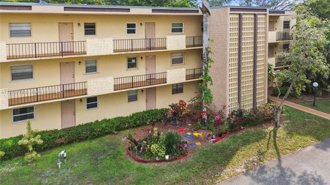Photo of 300 Berkley Rd #107, Hollywood, FL 33024 (MLS # A11873778)