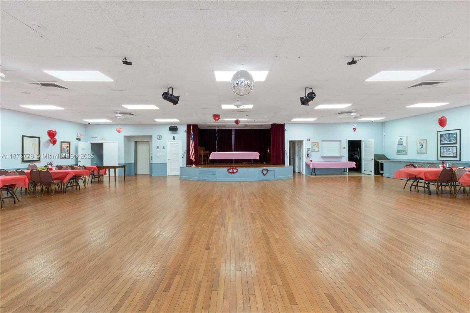 CAMBRIDGE HOUSE - Residential