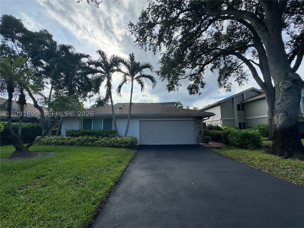 Photo of 76 Ivy Rd, Hollywood, FL 33021 (MLS # A12091890)