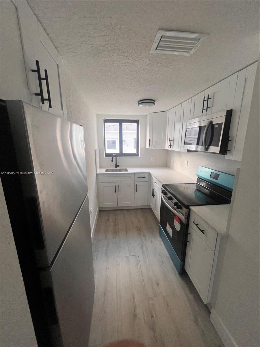 Remodeled 2 Bed / 1 Bath Apartment Located in a fully remodeled multifamily building, this spacious 2-bedroom,
1-bath unit offers comfort, style, and convenience. The apartment features central A/C, brand-new appliances,
fresh paint, and beautiful new flooring throughout. The property is fully fenced, providing added privacy and
security with a laundry room on the building. Enjoy the ease of dedicated parking and quick access to major highways, making your daily commute a
breeze. Don’t miss out on this move-in ready home in a prime location!