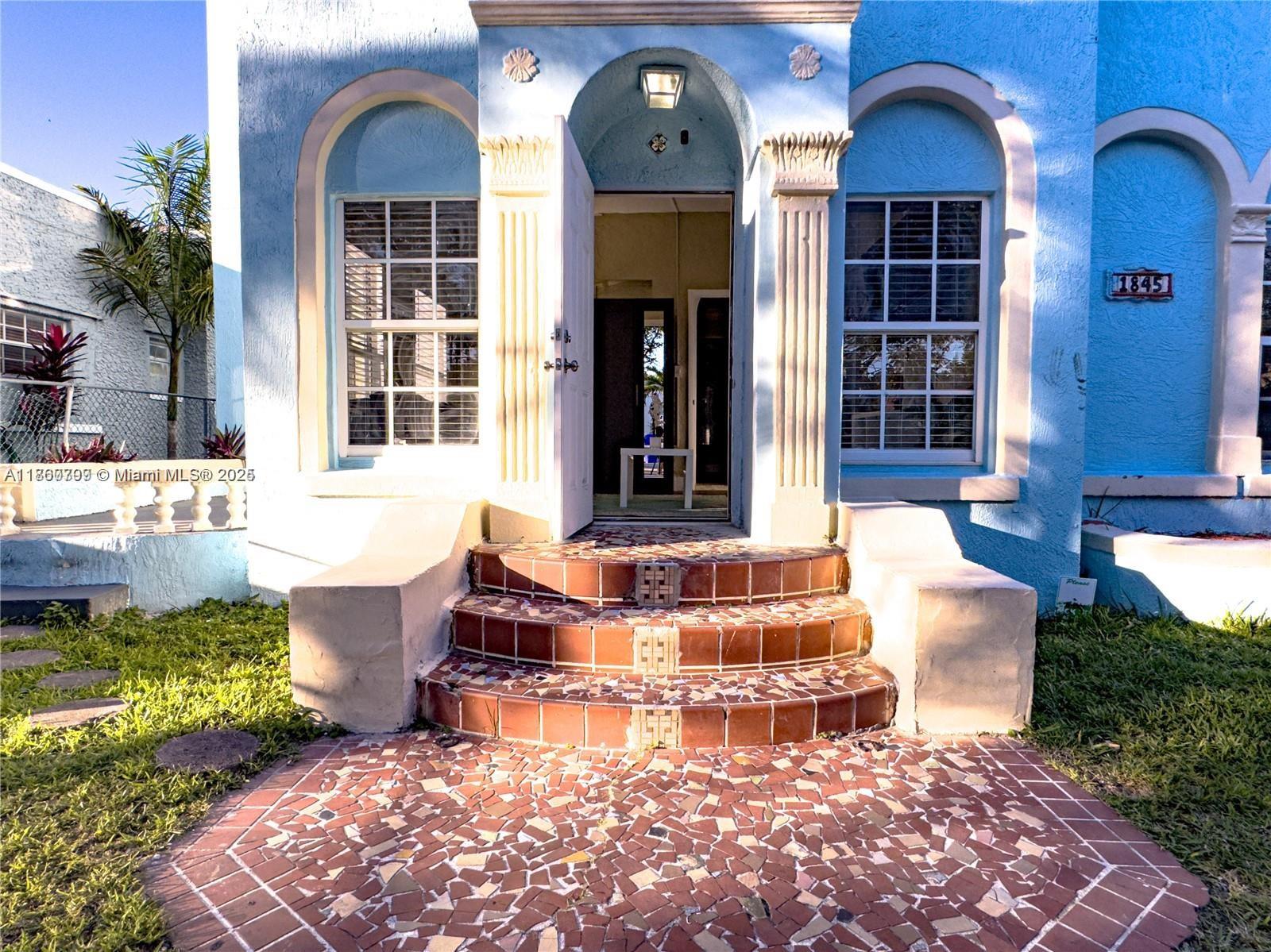 Find your peace in Shenandoah! This spacious 2-bedroom 1 bath offers a tranquil escape in a safe and friendly neighborhood. Convenience awaits. Enjoy easy access to shops, restaurants, and entertainment, all just moments away. Don't miss out! Schedule a showing today and discover your new home.