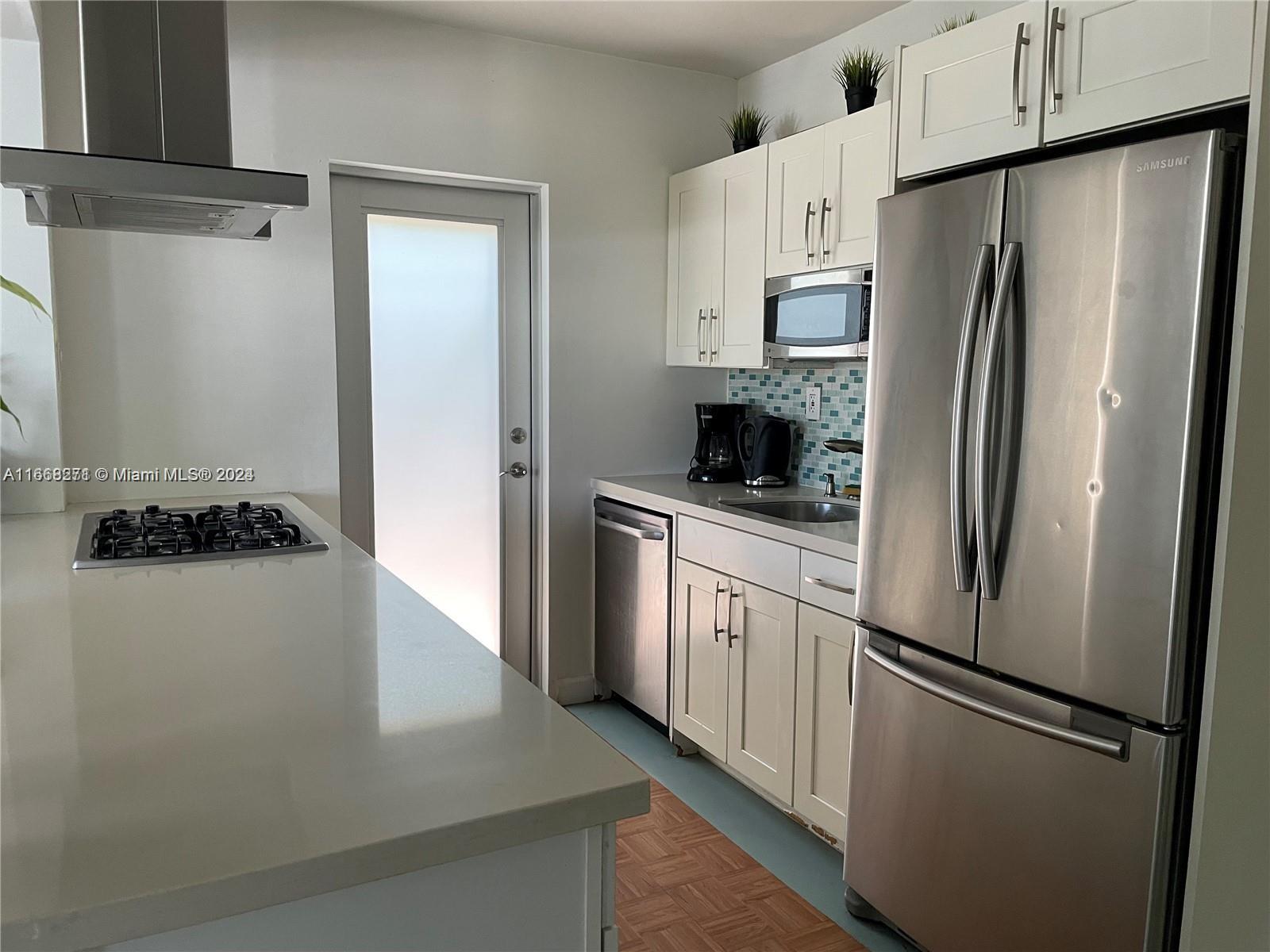 Beautiful furnished apartment with 1 bed/1 bath. Very bright, well distributed and spacious. Pets are allowed with
non refundable pet fee $300. Only 3 blocks away from the beach.