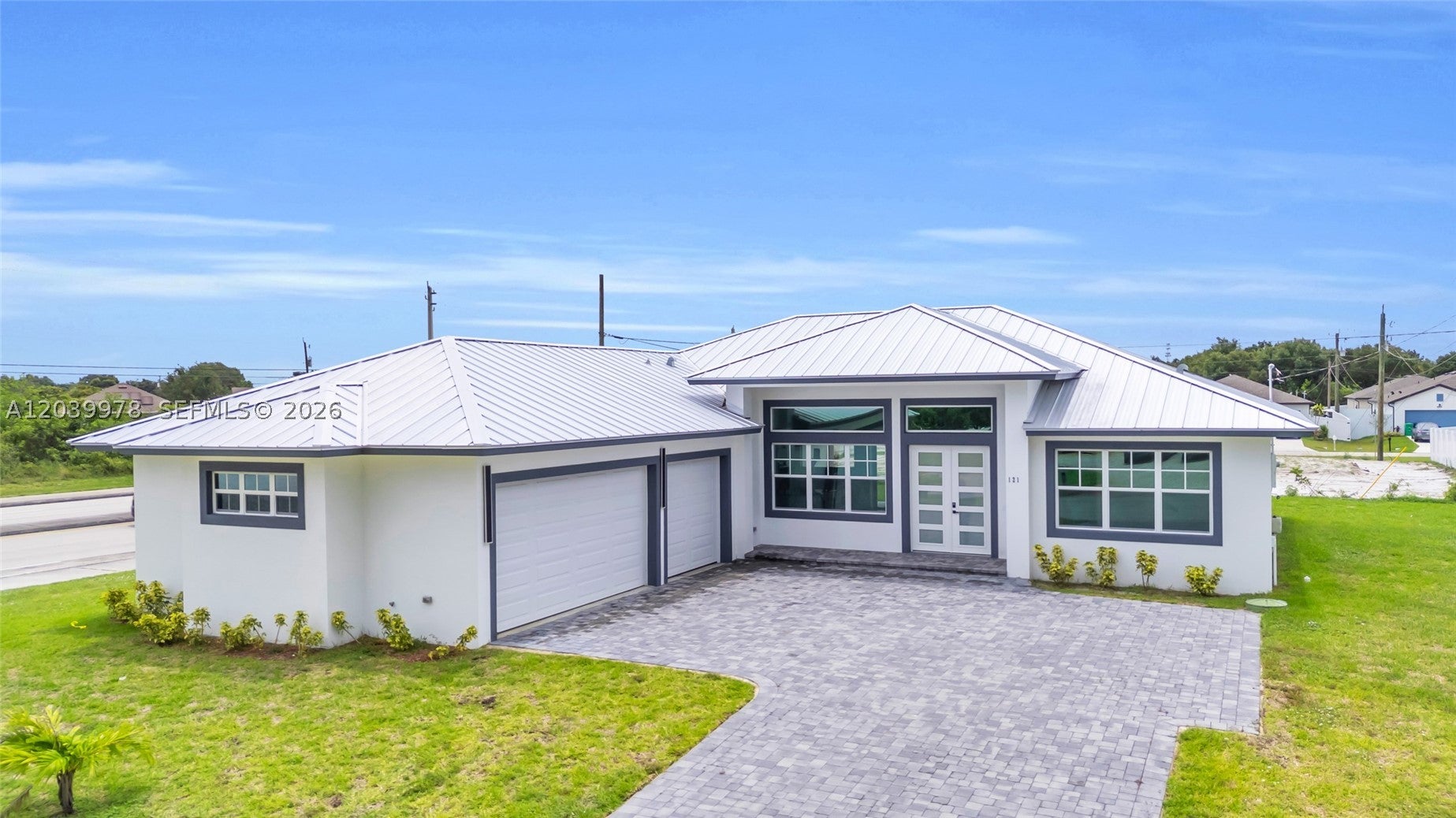 121 SW Sea Lion Rd - Image 1