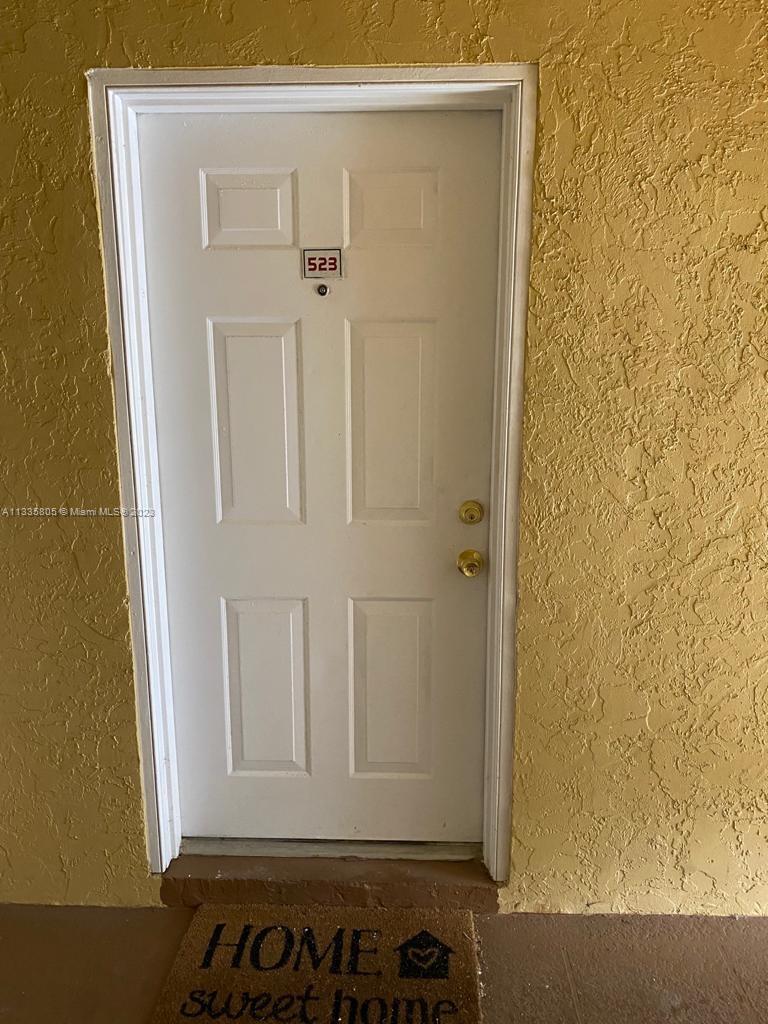 Conveniently located 2 bedroom 1 bath with updated appliances , gated community close to great shopping , schools and entertainment . This property features 5 star amenities such as sparkling pool , lighted tennis court and a state -of -art fitness center . 24 hr notice for showings .
