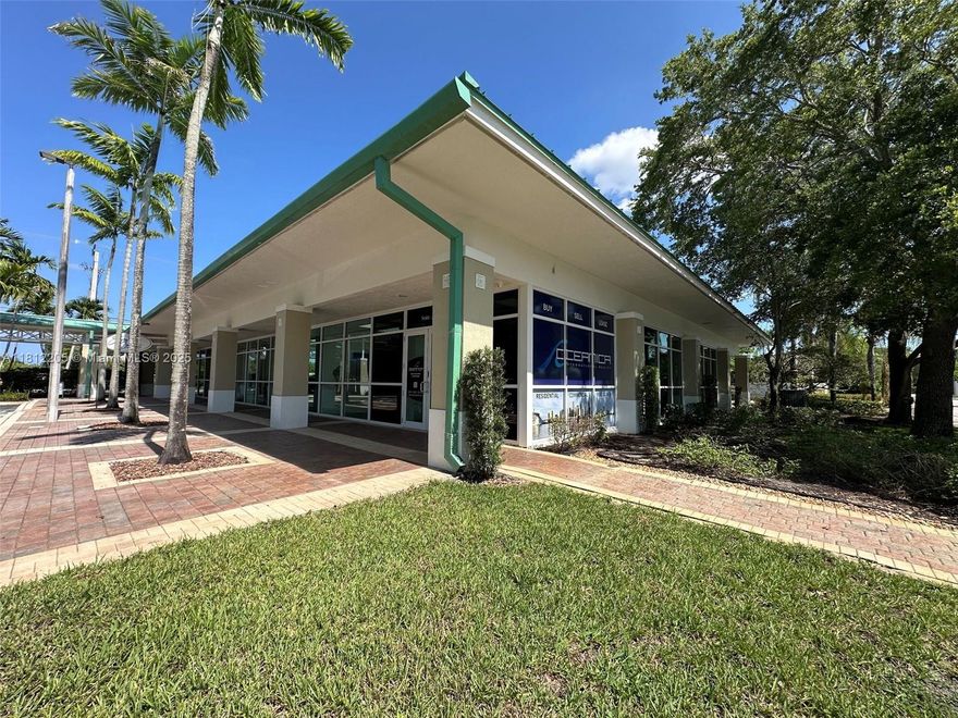 An executive, full service private 181 sqft office in a Class A standalone building at Oceanica International Realty. Enjoy access to a kitchen, breakroom, conference room, and ample parking. Located in the Publix shopping plaza. Prime location just 1 minute from I-75. Ideal for professionals seeking a modern, convenient workspace